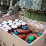 Освячені паски за кілька кілометрів від фронту мають дивовижну силу Великого Дня